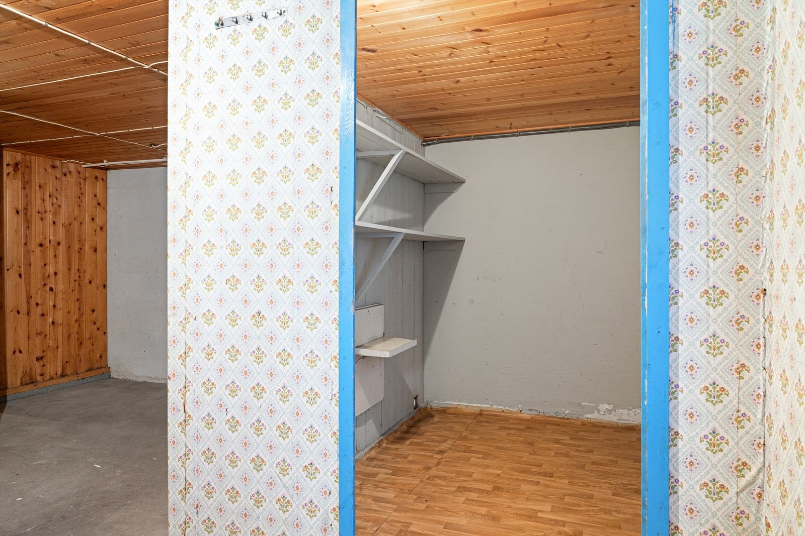 Kjelleren byr på flere praktiske oppbevaringsplasser Galleribilde