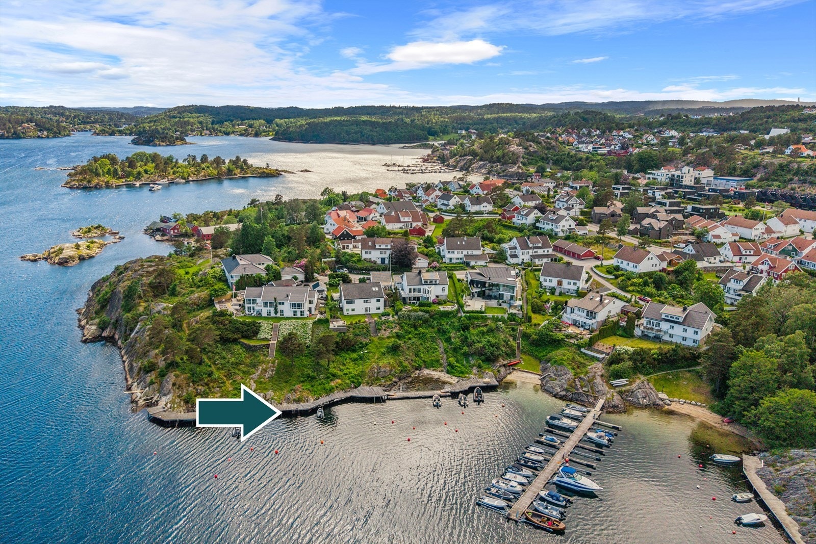 Fra boligen er det kun 200 m til felles badeplass og egen båtplass. Båtplassen er markert med pil. Galleribilde