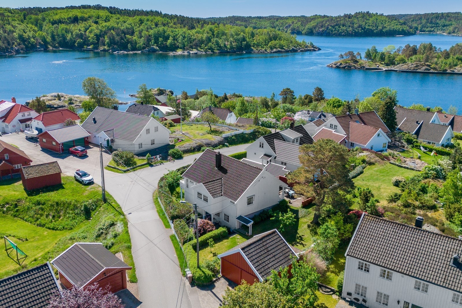 Veletablert og hyggelig område bestående av eneboliger på romslige tomter. Det er friområde med balløkke tvers over veien for eiendommen. Galleribilde