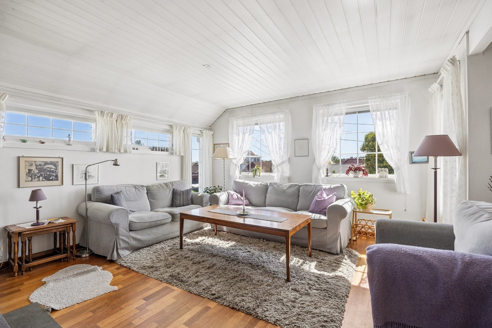 Stuen er lys og hyggelig med store vindusflater. Galleribilde