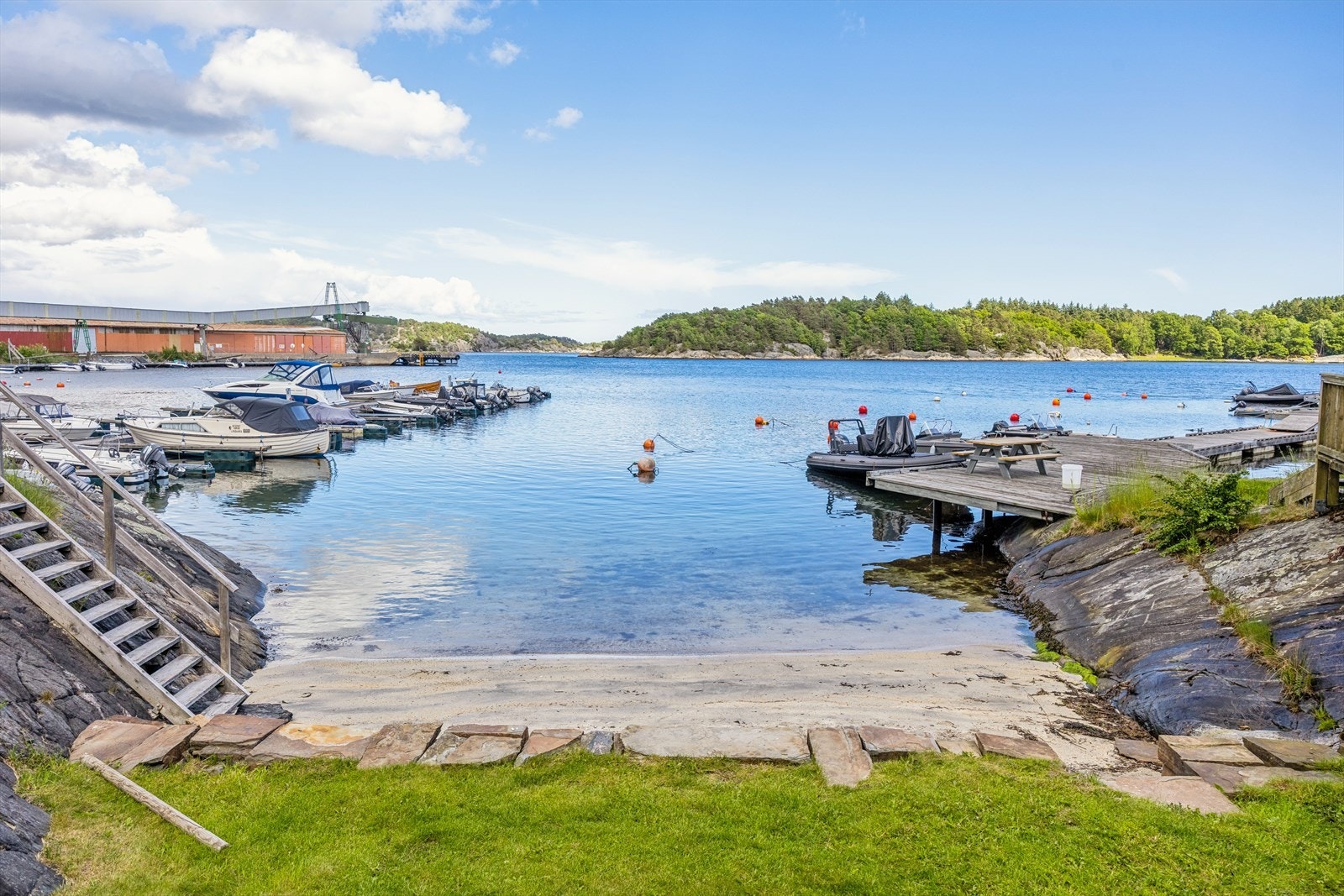 Innbydende badestrand som er del av fellesområdene. Galleribilde