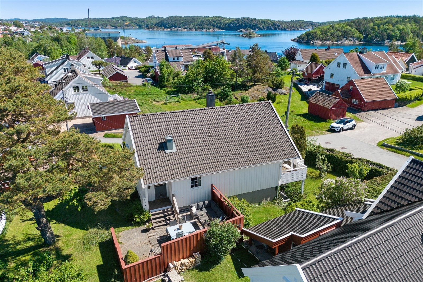 På baksiden av huset, mot vest, er det en lun, usjenert og solrik hage med uteplass. Galleribilde