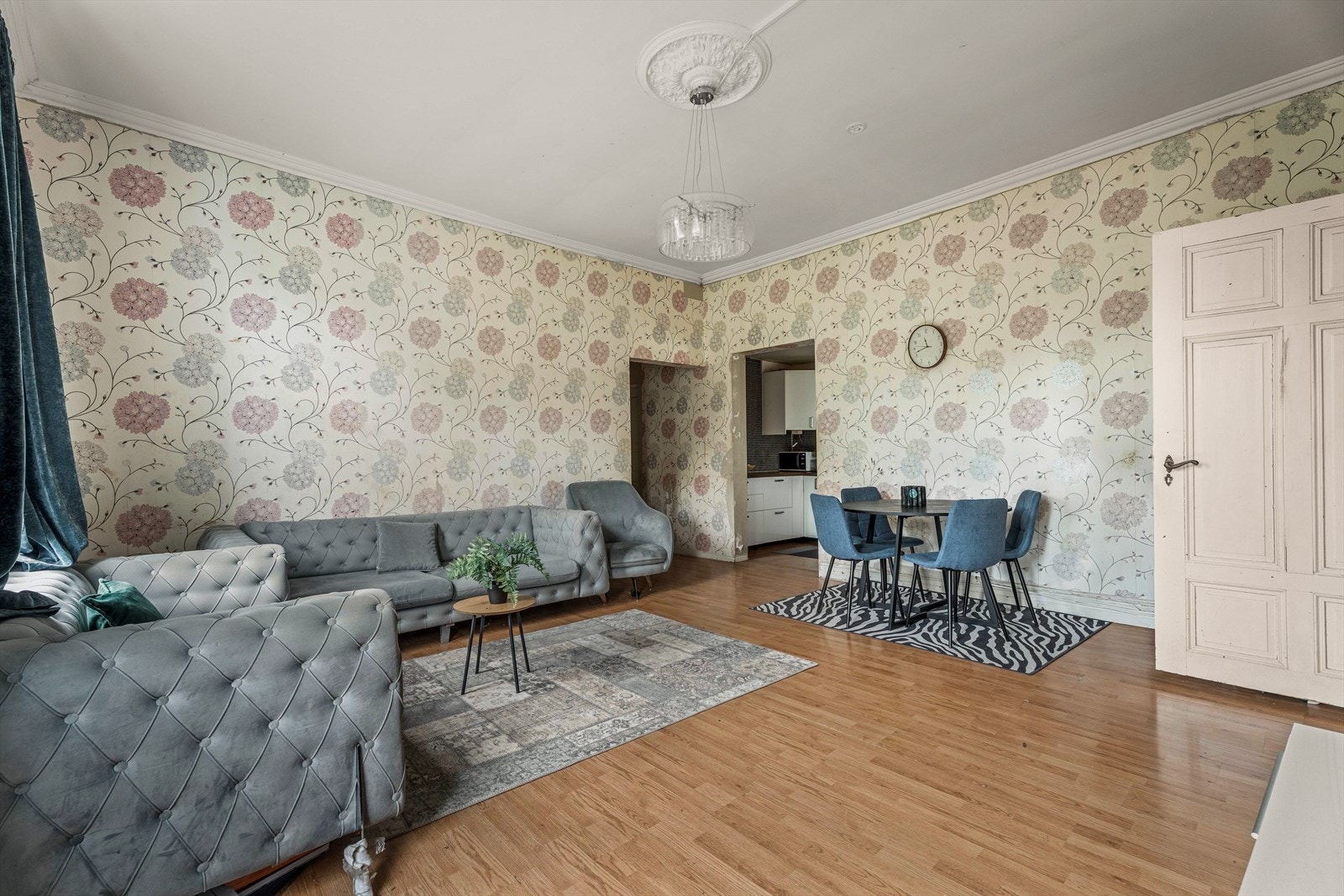 En av stuene i første etasje, med god plass til både sittegruppe og spisebord. Galleribilde