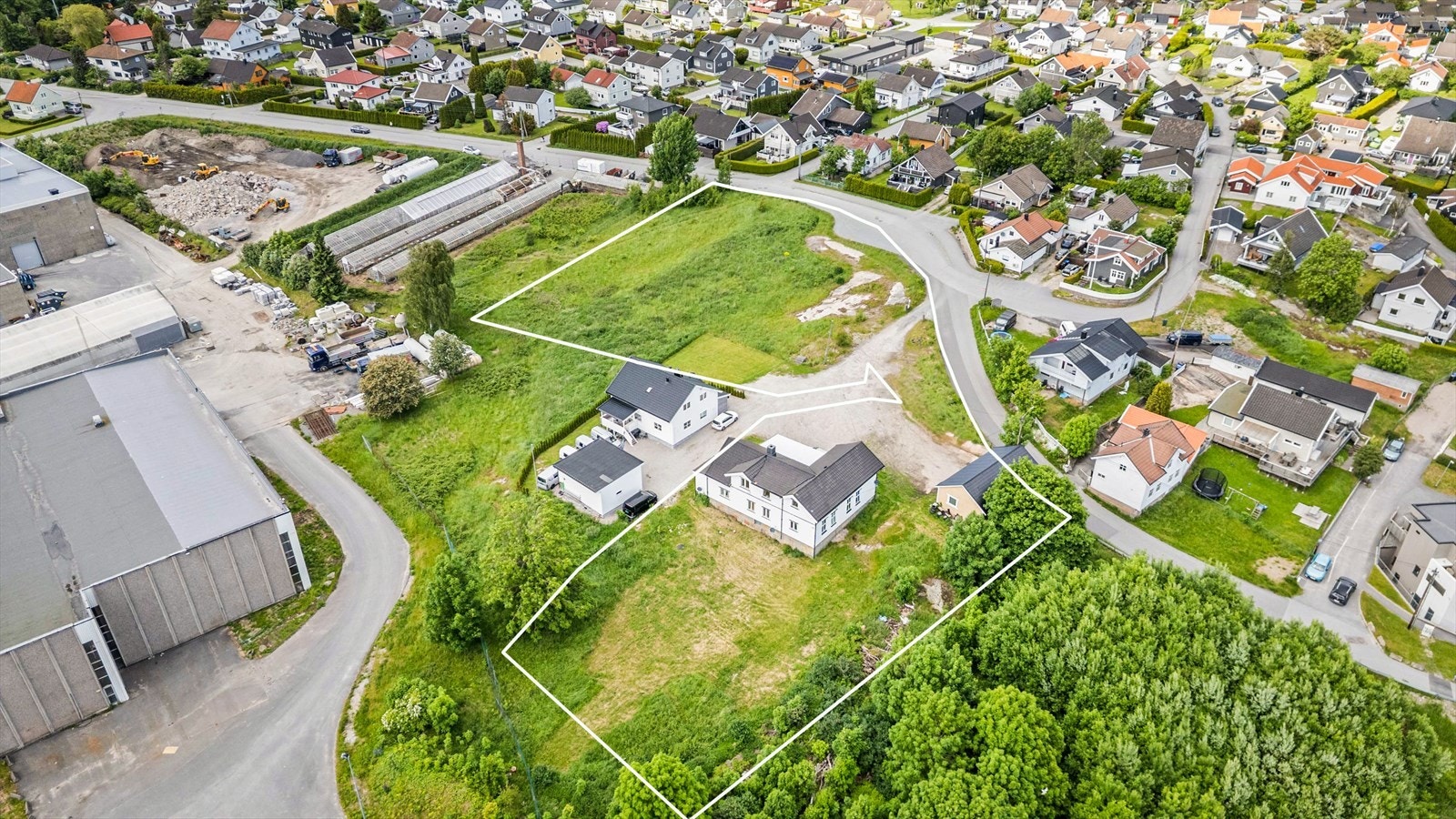 Tomtegrenser er stiplet for illustrasjon. Galleribilde