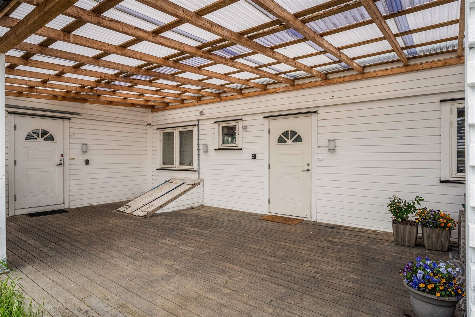Terrassen fungerer som et felles tun med inngang til to av boenhetene. Galleribilde