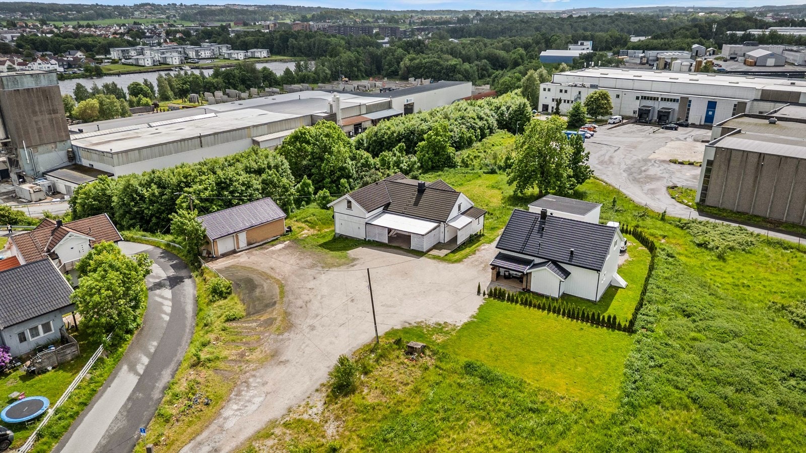 Eiendommen ligger ved et etablert og attraktivt boligområde på Lisleby. Galleribilde