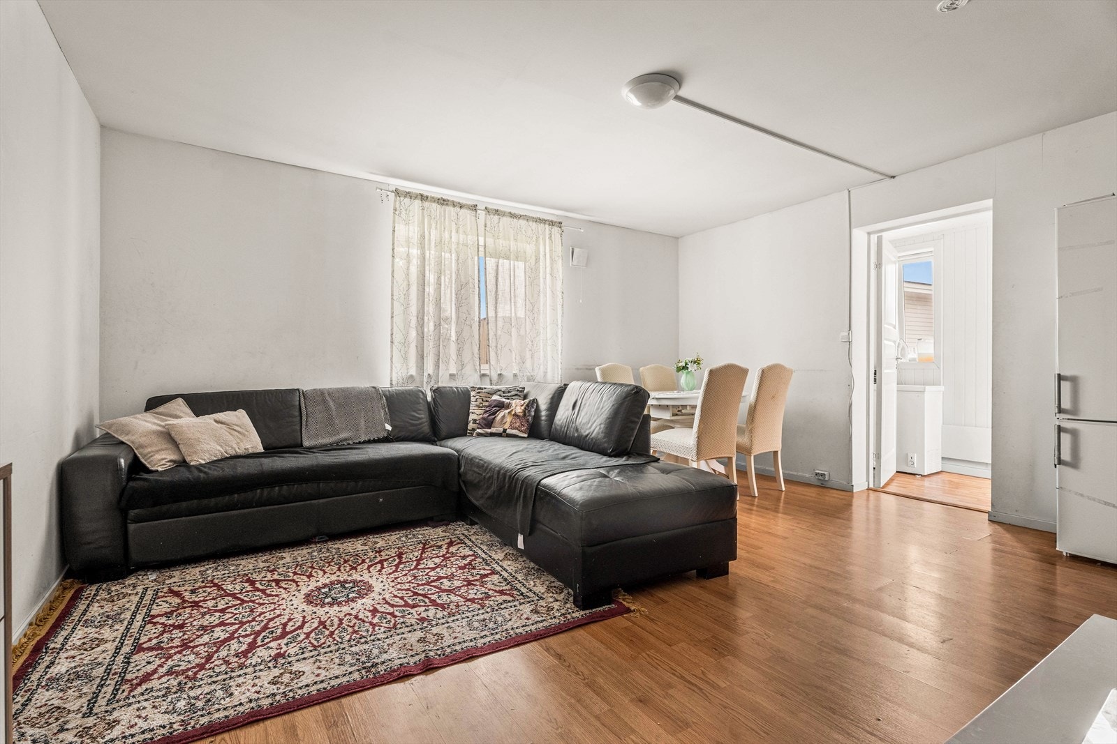 Stor stue med plass til sofagruppe og spiseplass. Galleribilde