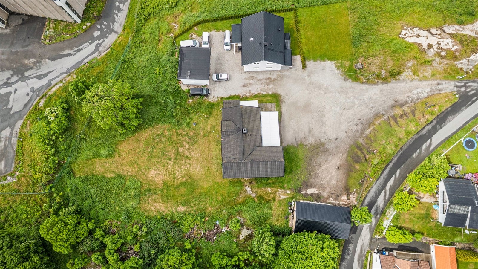 Tomten har en gruset gårdsplass med gode parkeringsmuligheter. Galleribilde