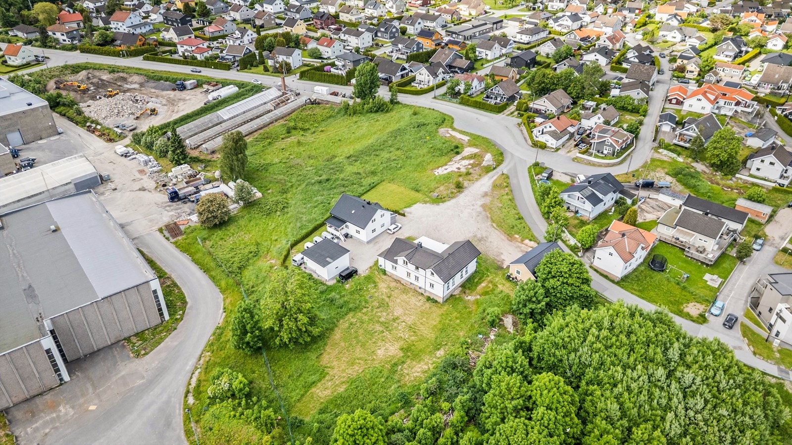 Dette er en eiendom for deg som ser muligheter, enten det er for utleie, generasjonsbolig eller utvikling. Galleribilde