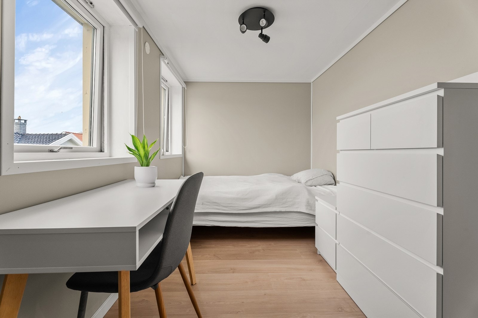 Det tredje soverommet i denne etasjen er praktisk innredet med plass til både seng og oppbevaring. Galleribilde