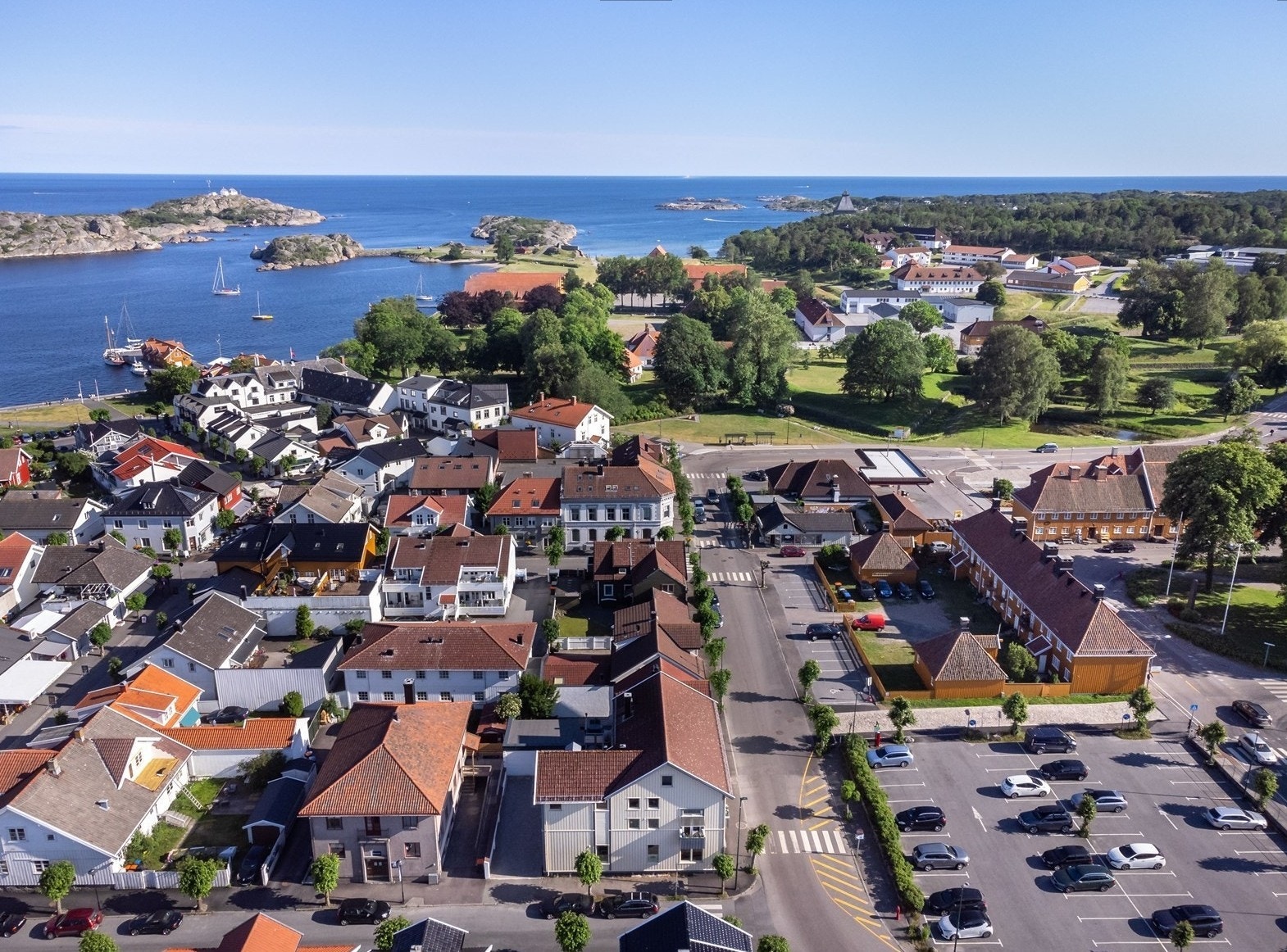 Beliggenheten gir umiddelbar nærhet til Stavern gjestehavn og skjærgården. Galleribilde