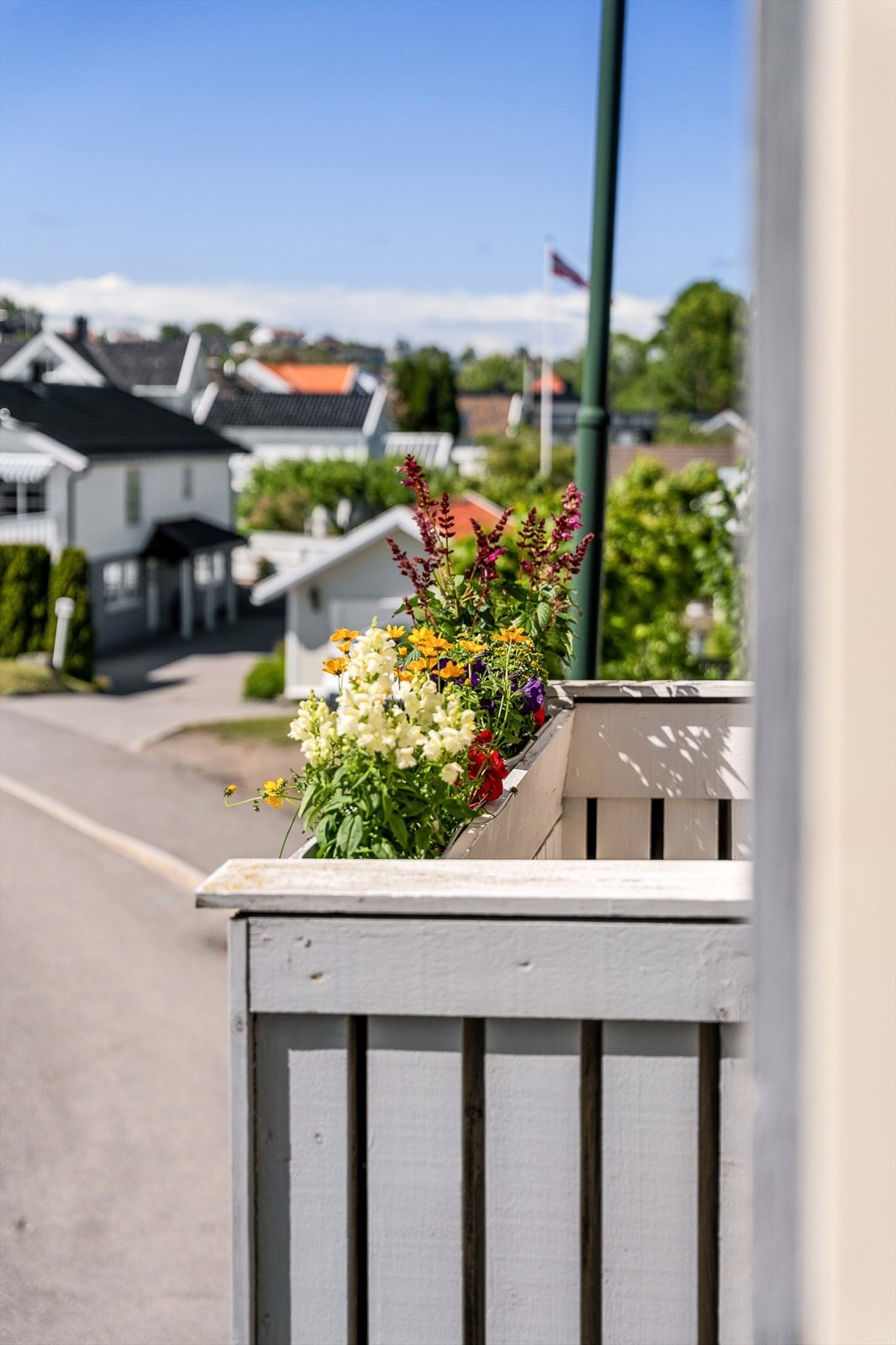 Blomsterkasser skaper en hyggelig ramme rundt uteplassen. Galleribilde