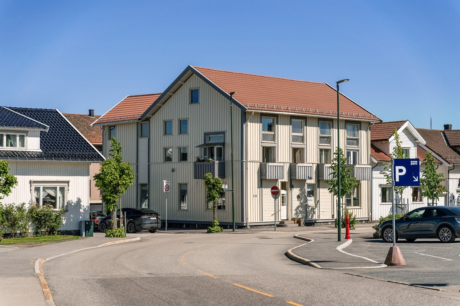 Bygget ligger sentralt plassert med kort vei til alle fasiliteter. Galleribilde