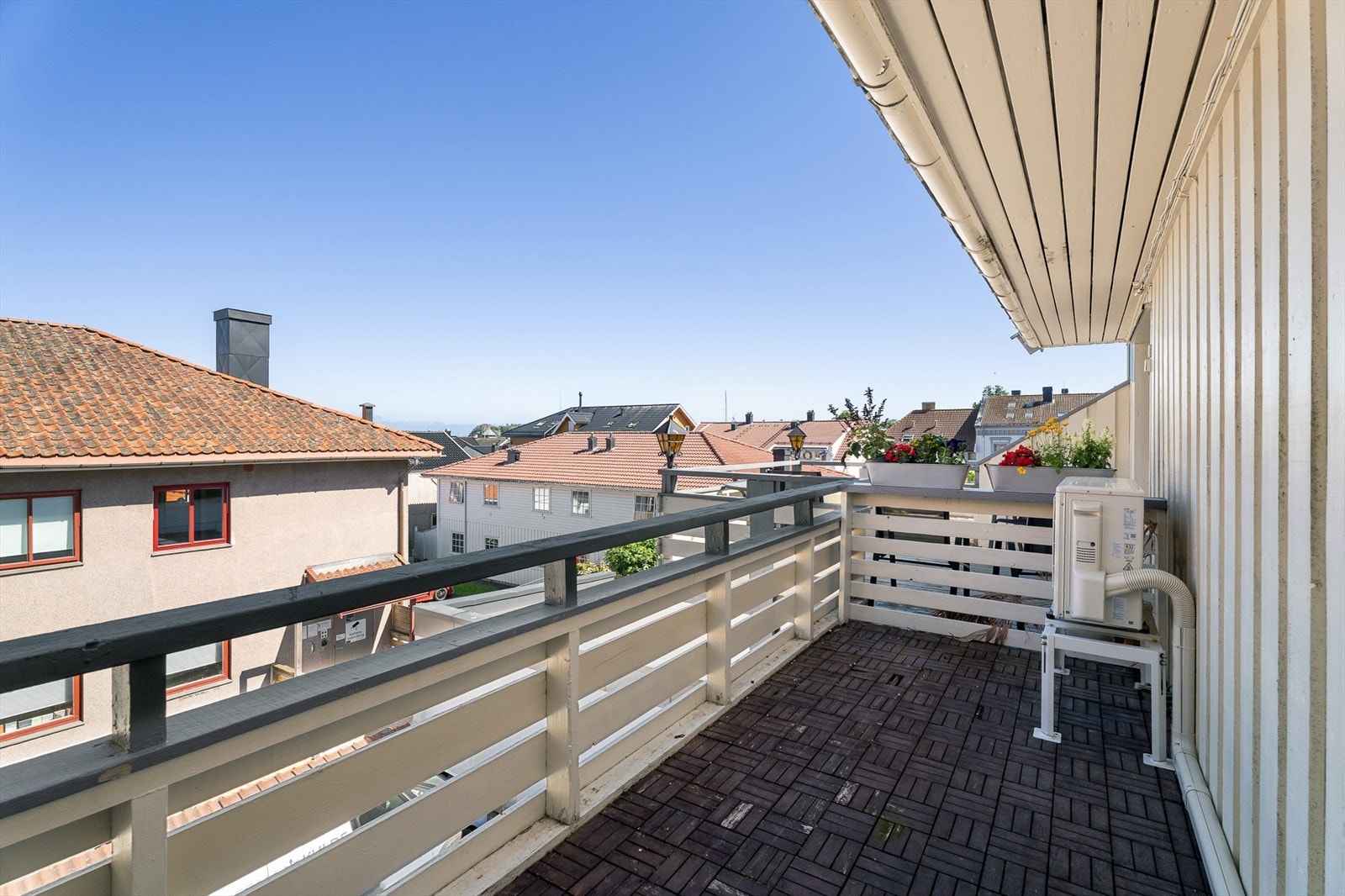 Utgang til terrasse med plass til utemøbler. Galleribilde