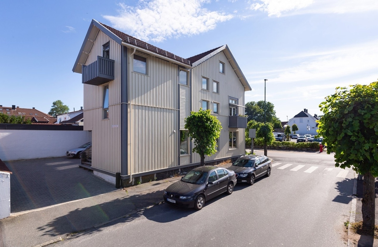 Det medfølger parkeringsplass til leiligheten i gårdsplassen. Galleribilde