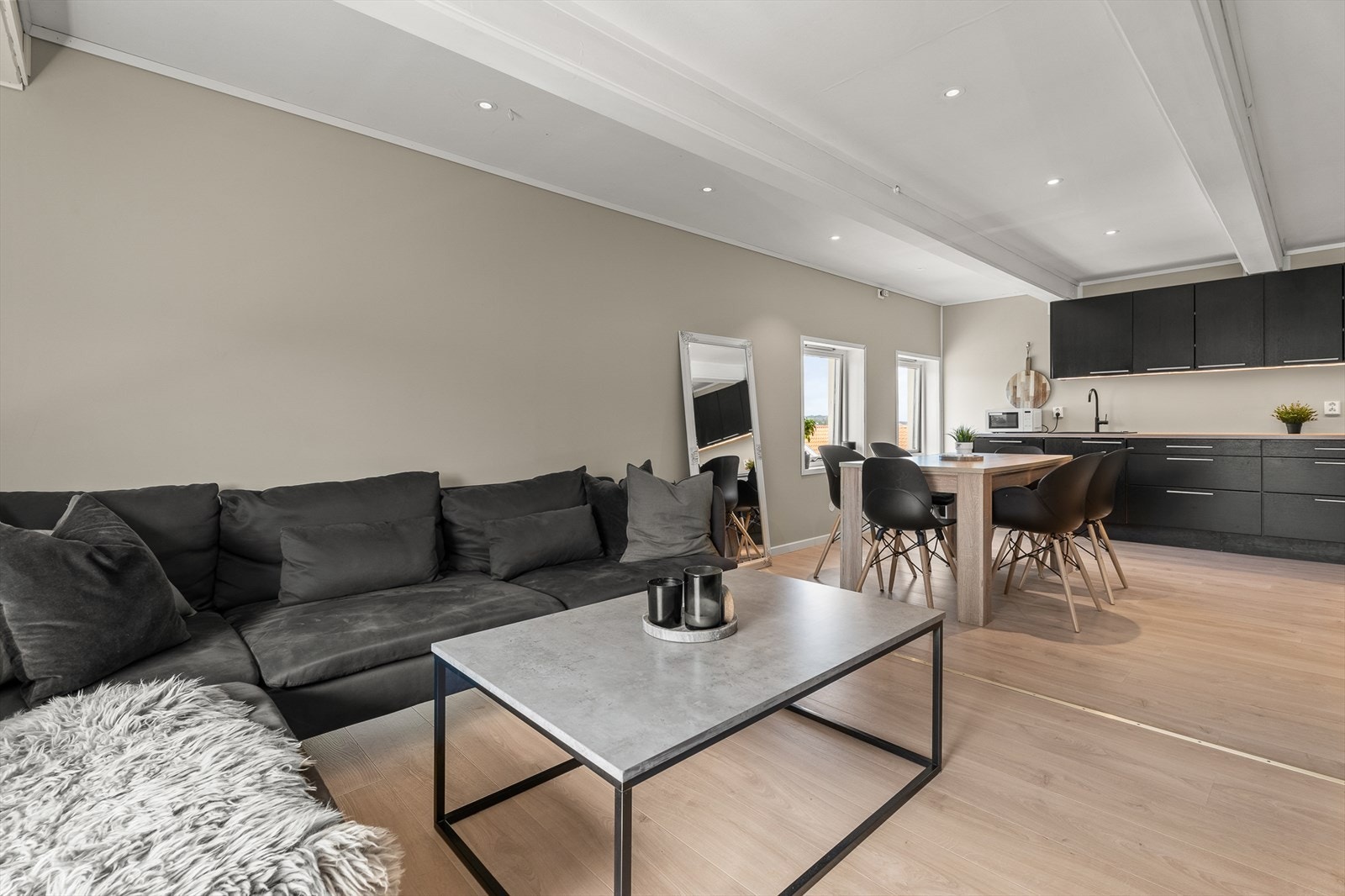 Åpen og sosial planløsning i 3. etasje med god plass til både sofagruppe og spisebord. Galleribilde