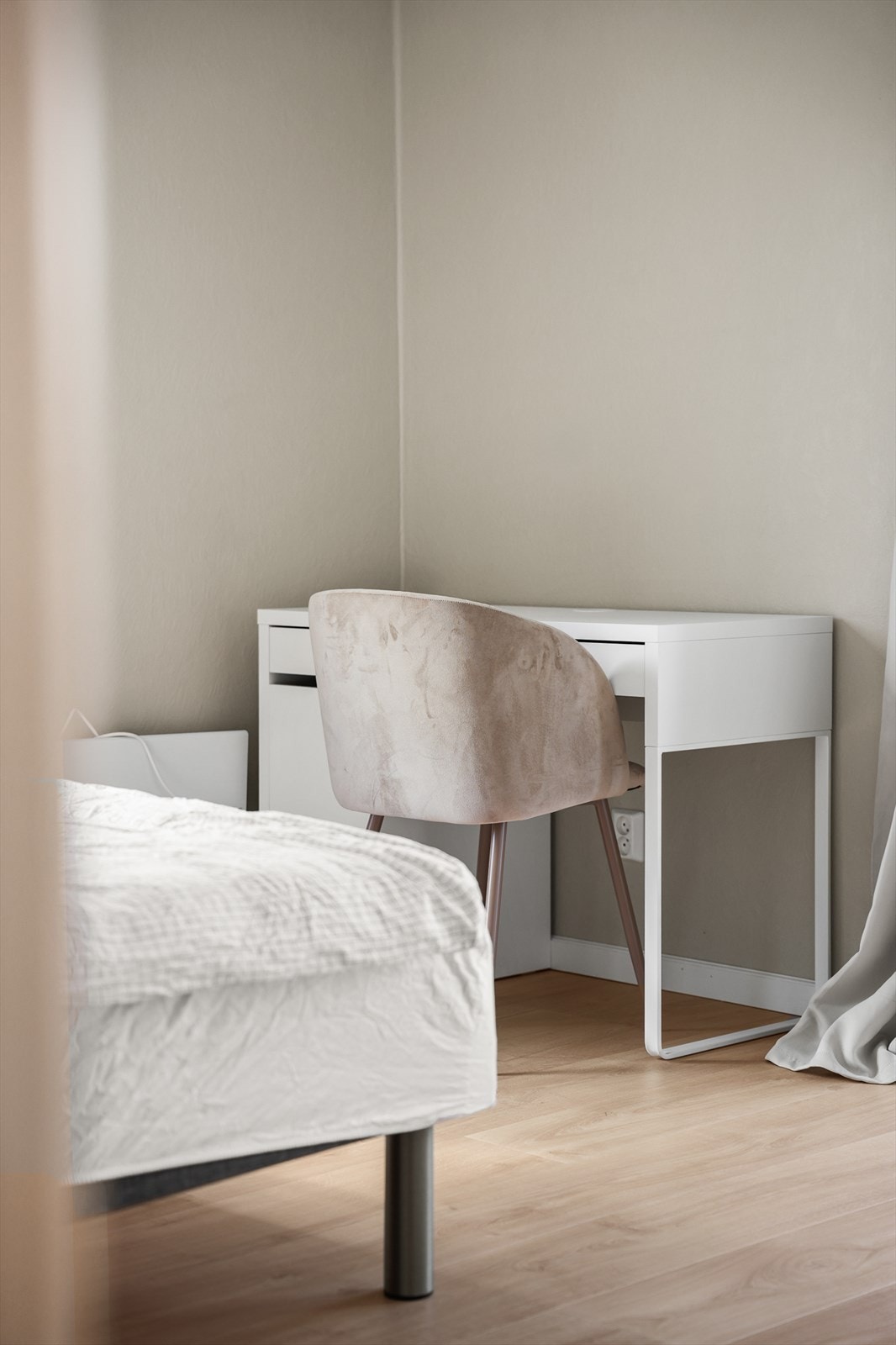 Rommet er innredet med plass til en egen arbeidskrok. Galleribilde