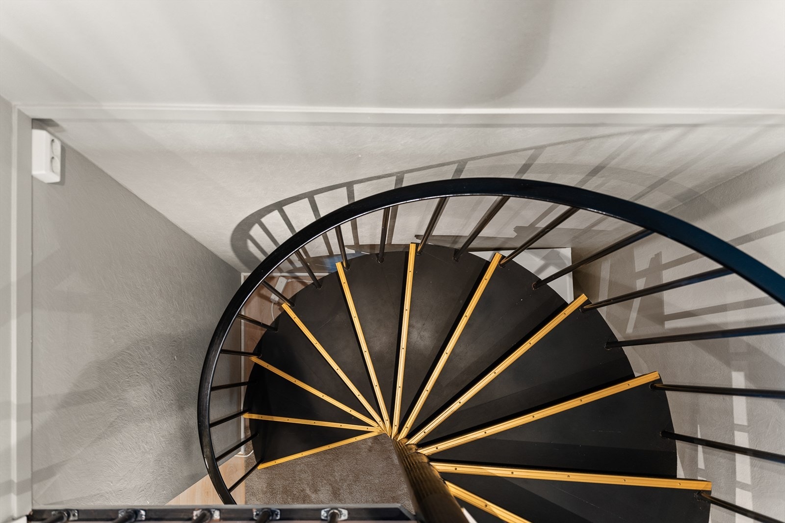 Spiraltrappen er et skulpturelt element som binder de to etasjene sammen. Galleribilde
