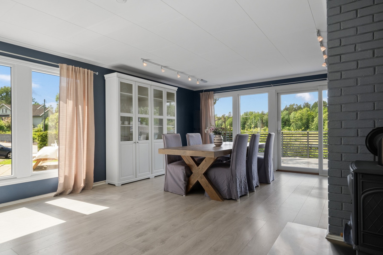 Store vindusflater gir godt med naturlig lys og utsyn mot uteområdene. Galleribilde