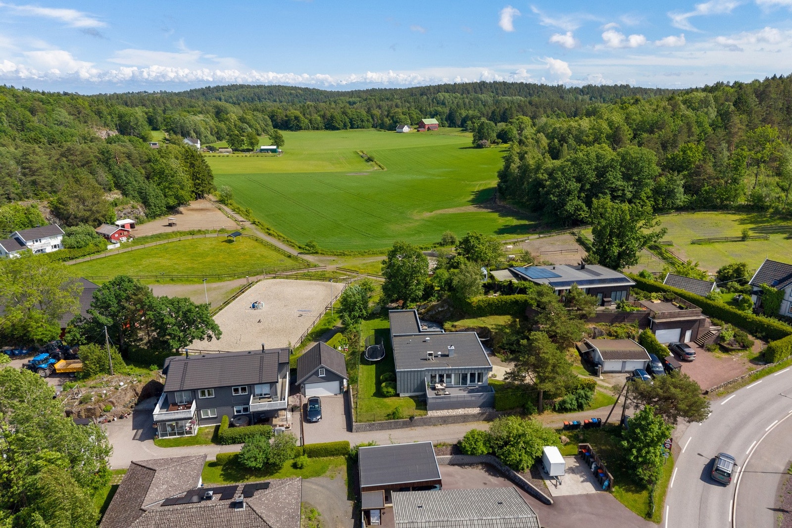 Eiendommen ligger i et rolig og familievennlig boligområde med landlige omgivelser og nærhet til naturen. Galleribilde