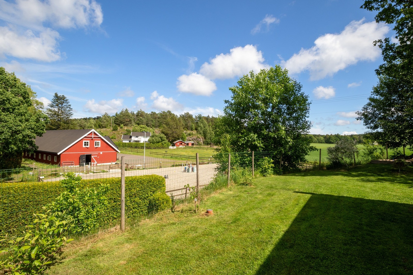 Opparbeidet tomt med plen og beplantning. På eiendommen finnes også garasje samt bod/lekestue. Galleribilde