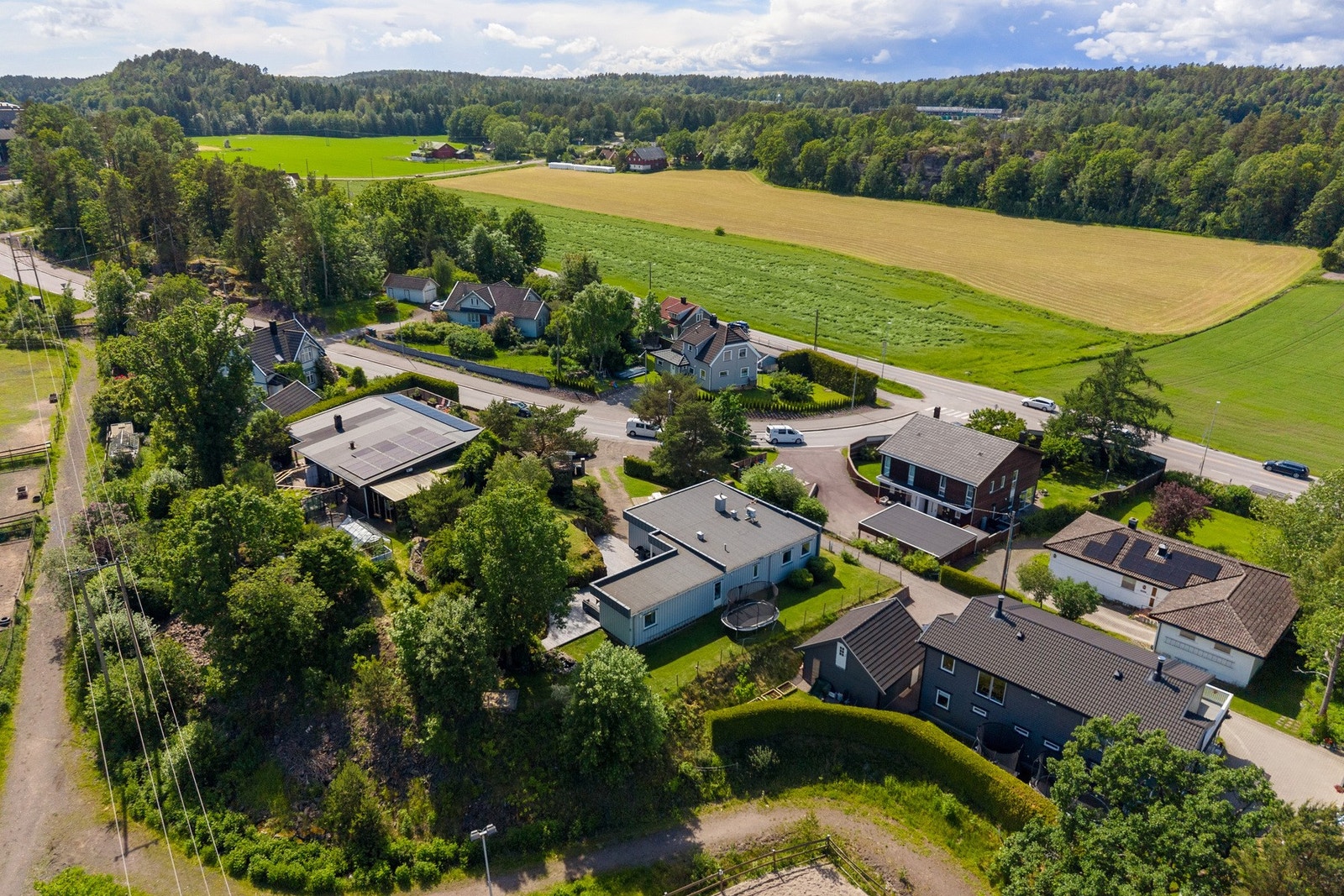 Området har gode kollektivforbindelser med bussholdeplass på Engås, kun 2 minutters gange fra eiendommen. Herfra er det gode forbindelser til Tønsberg og omkringliggende områder. Galleribilde