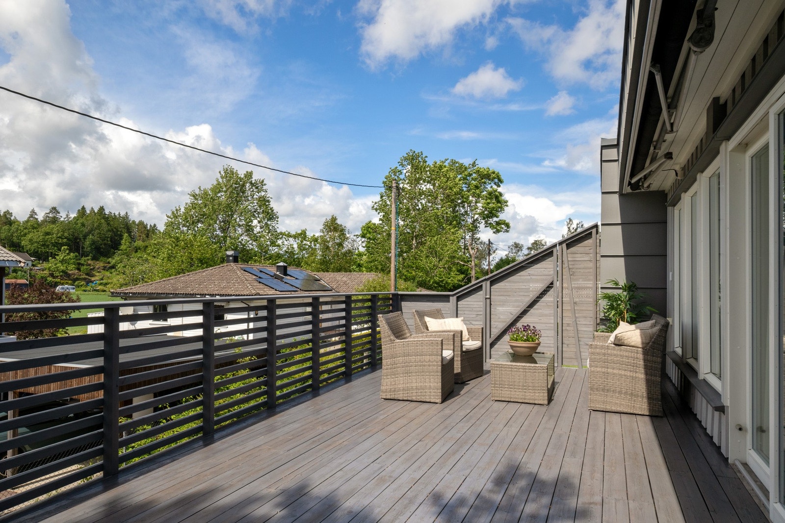 Fra stuen har du utgang til stor og flott terrasse. Galleribilde