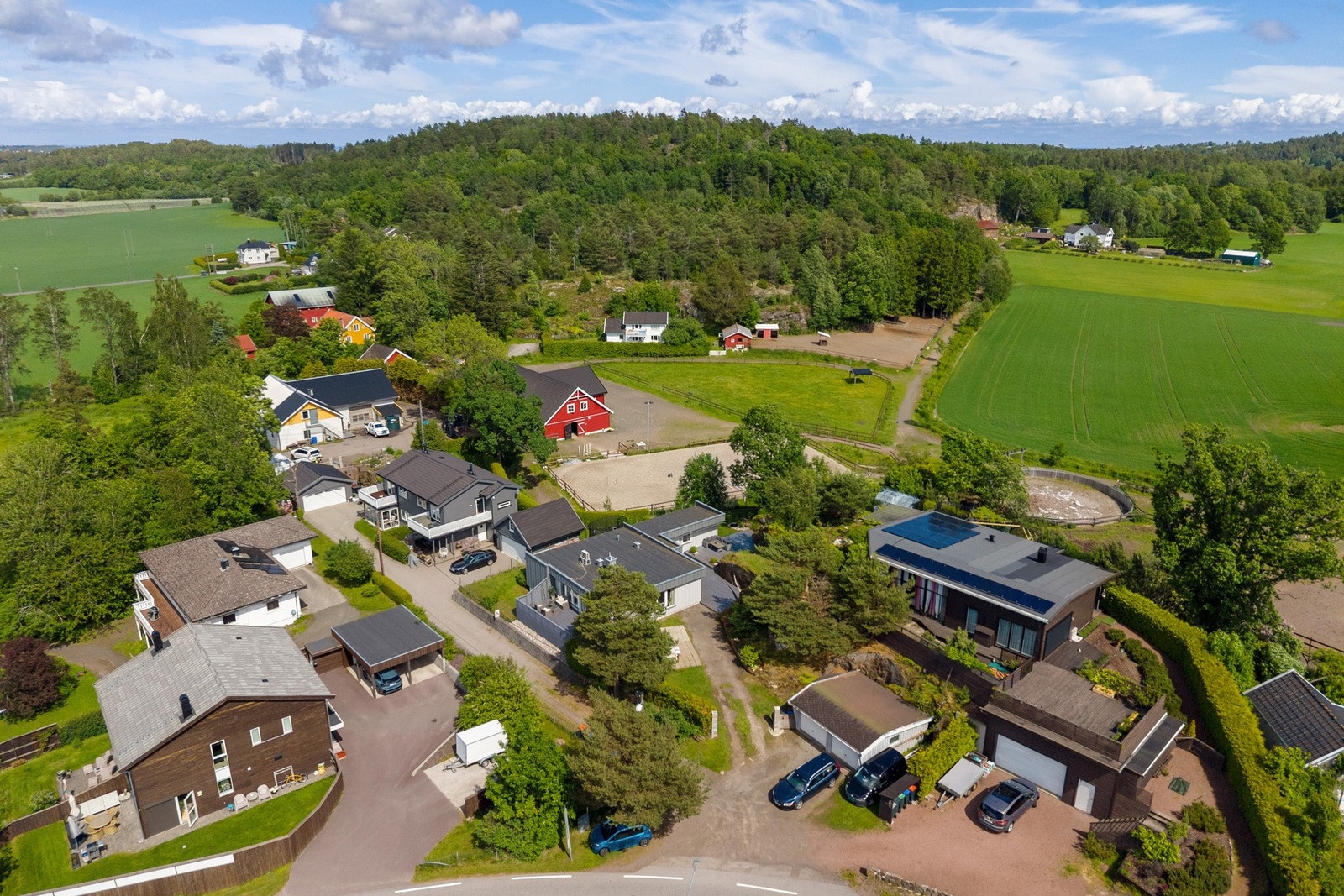 Nøtterøys vakre skjærgård ligger like i nærheten og byr på gode muligheter for bading, båtliv og kajakkpadling. For den aktive finnes Tømmerholt idrettsplass med ballspill og fotball kun noen minutter unna, i tillegg til aktivitetshall ved Borgheim ungdom Galleribilde