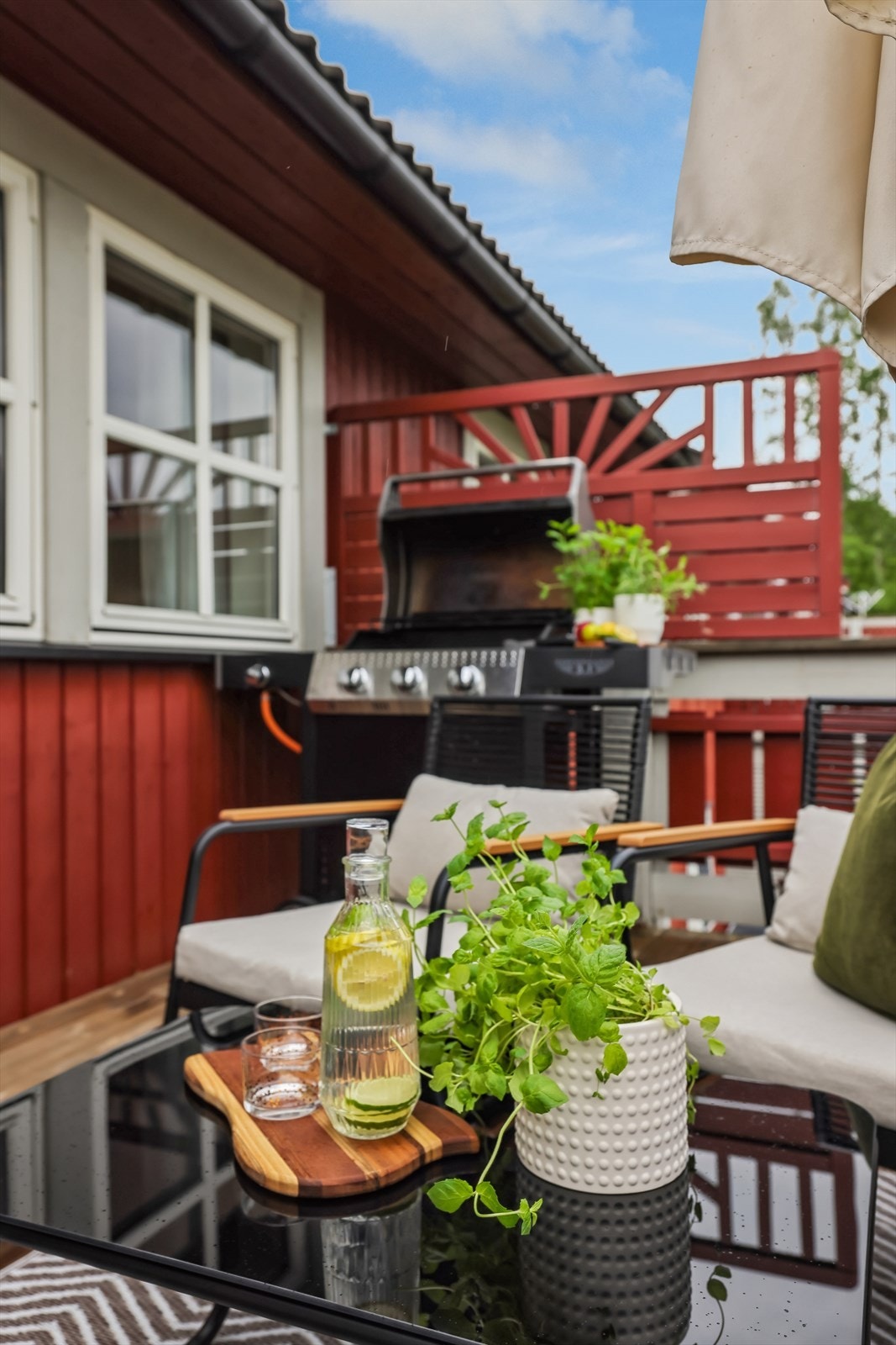 Her er det god plass til både grill, sittegruppe og blomsterkasser i rolige omgivelser. Galleribilde