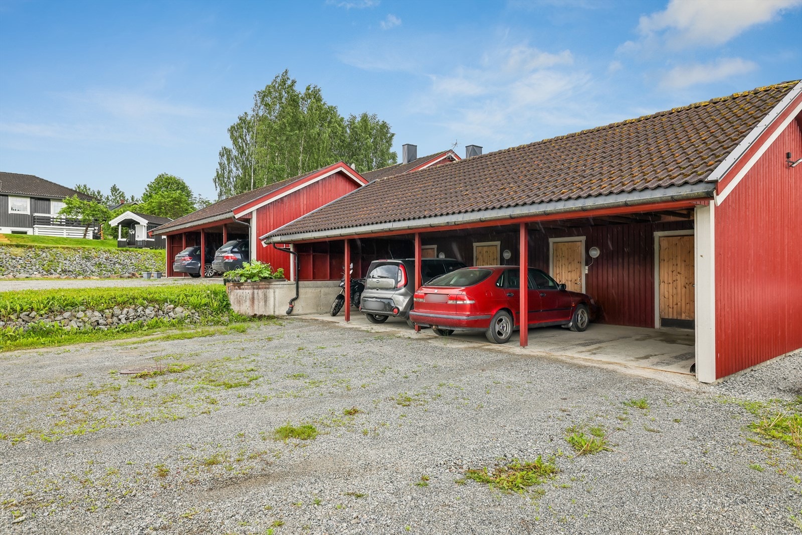 Egen biloppstillingsplass i carport gir en enkel og skjermet parkeringsløsning året rundt. Galleribilde