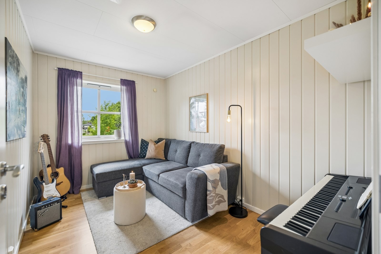 Leiligheten har to soverom, hvor dette rommet også egner seg godt som gjesterom eller hjemmekontor. Galleribilde