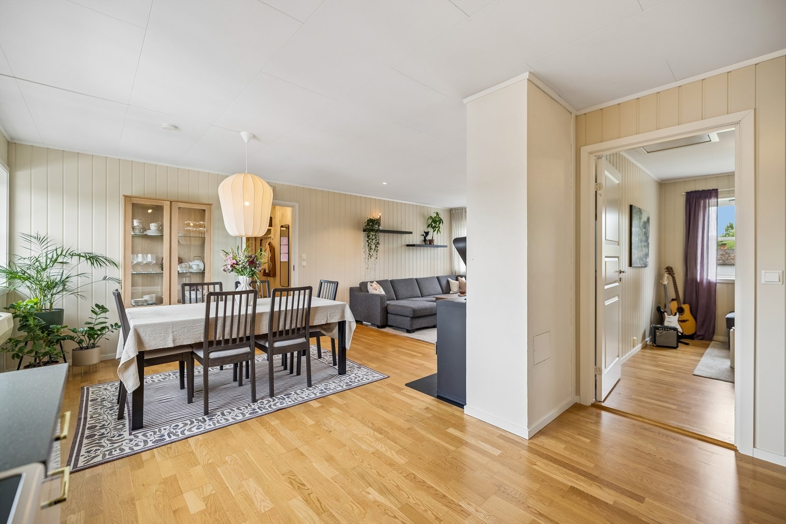 Her er det god plass til flere møbleringssoner uten at rommet oppleves trangt. Galleribilde