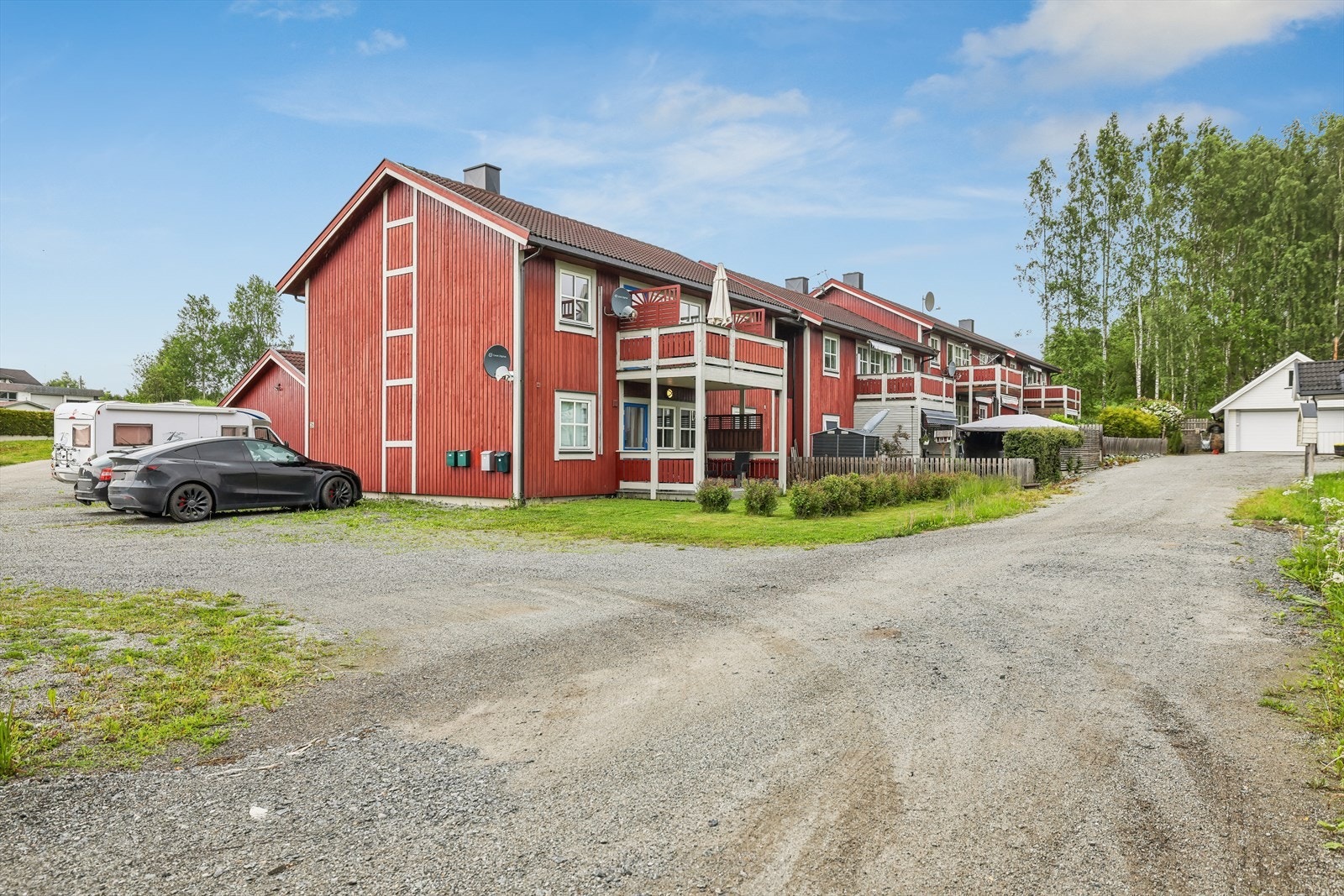 Boligen er en del av et mindre sameie med åtte seksjoner i et rolig boligområde på Ilseng. Galleribilde