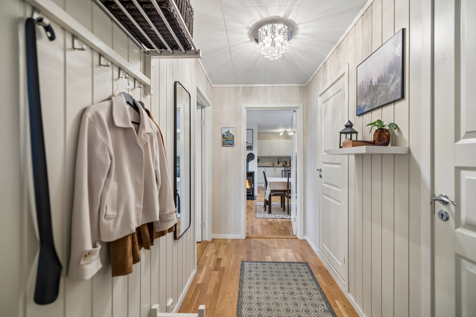 Fra inngangspartiet er det kort vei til både carport, bod og felles uteområder. Galleribilde