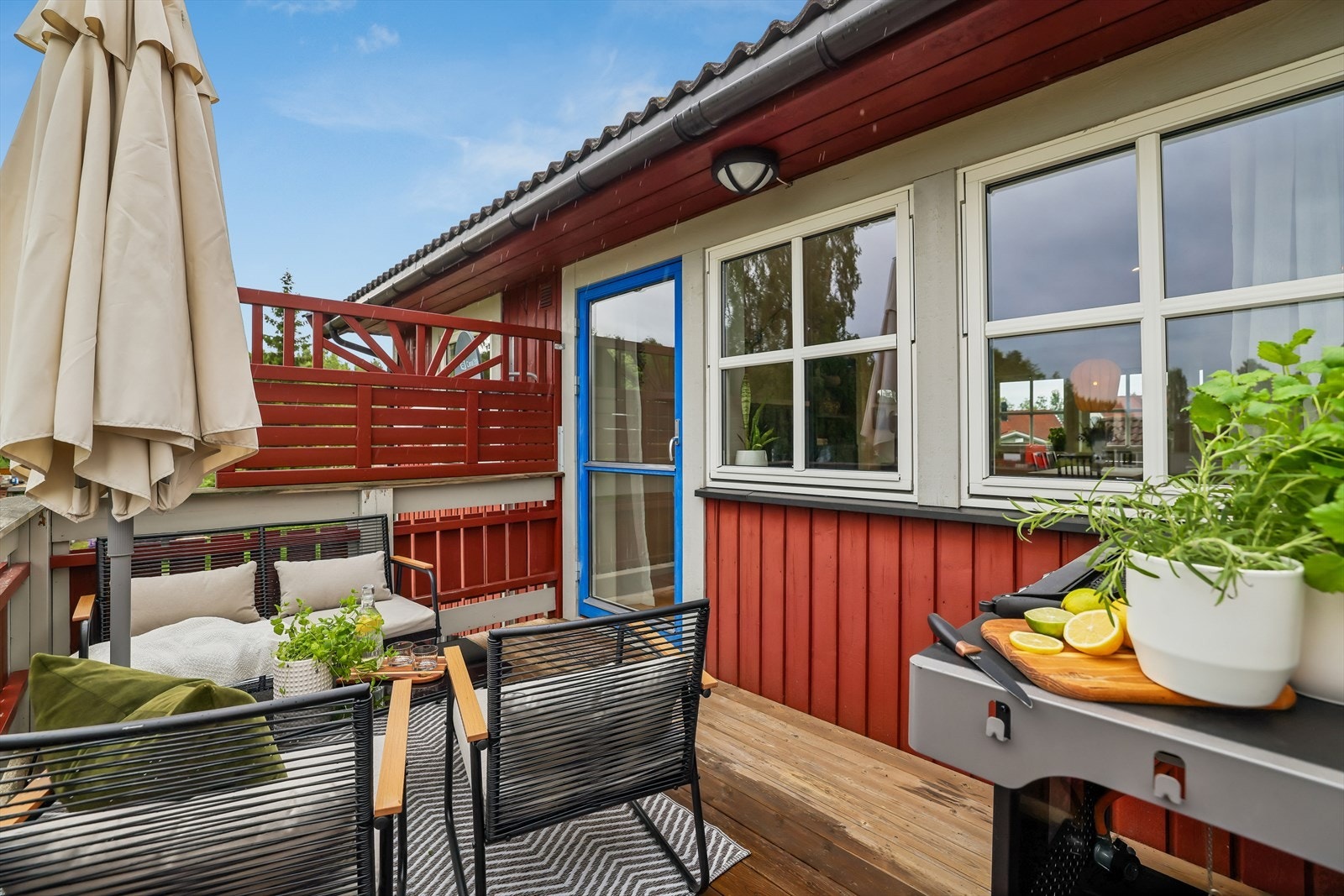 Sørvendt balkong på ca. 9 m² med god plass til sittegruppe, beplantning og hyggelige sommermåltider. Galleribilde