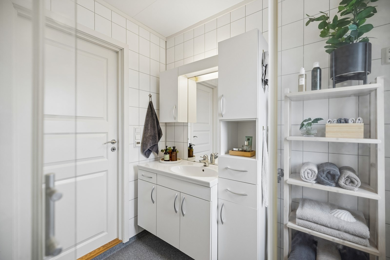 Badet er innredet med funksjonelle løsninger og godt med skapplass til hverdagens behov. Galleribilde