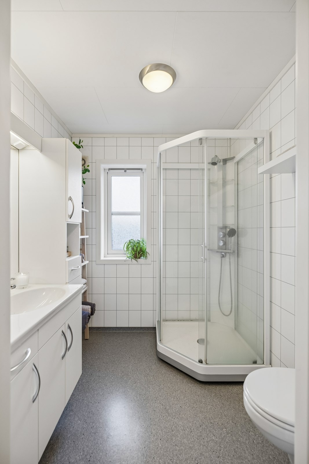 Badet har vinylbelegg på gulv, baderomsplater på veggene og komfortabel gulvvarme. Galleribilde