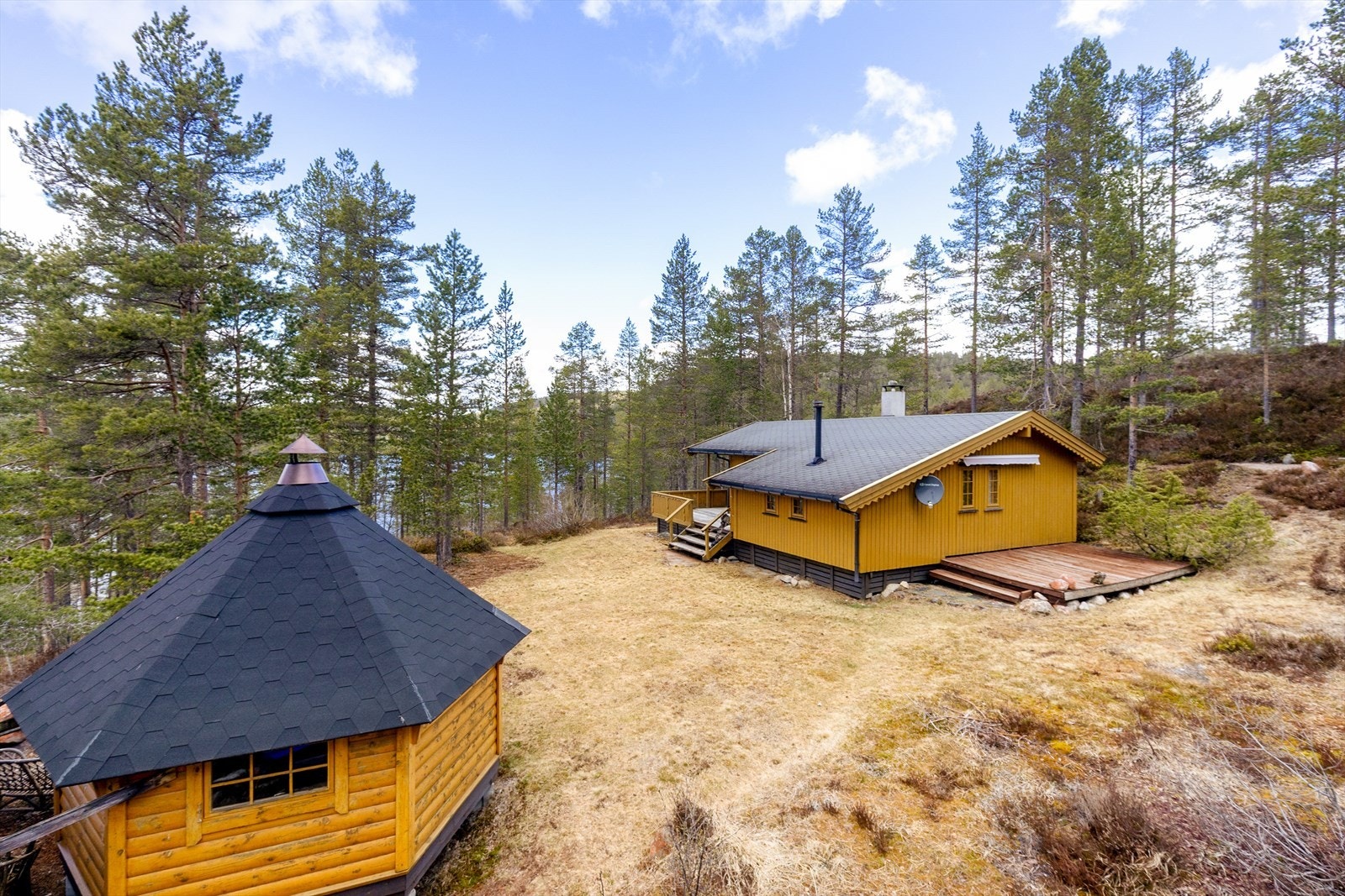 Velkommen til Lykkebu ved Brutjønn! En klassisk og sjarmerende hytte med en fredelig beliggenhet i skogkanten. Galleribilde