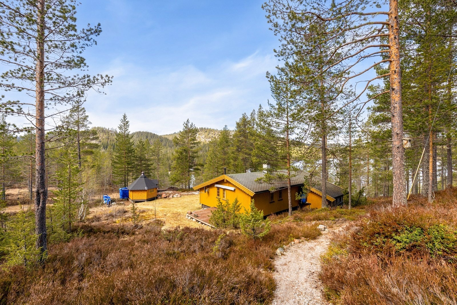 Hytta ligger fint og idyllisk til ved Brutjønn i Birtedalen. Galleribilde