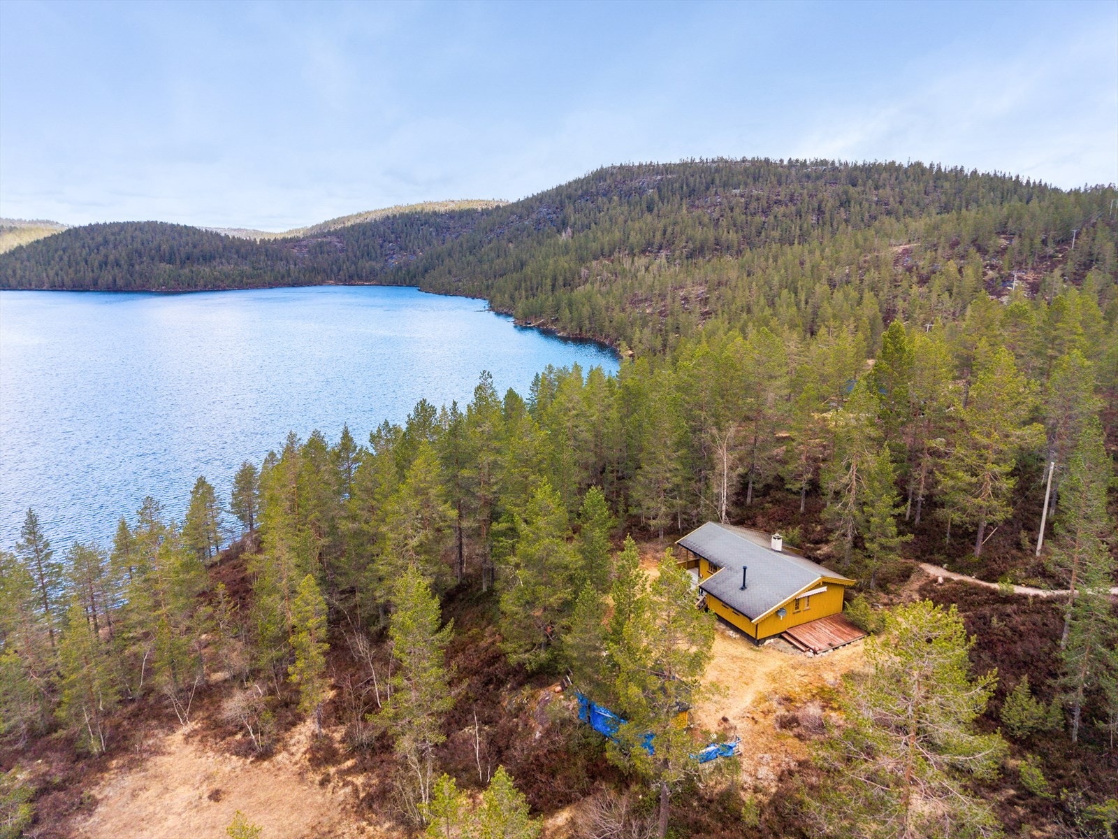 Sommerstid har nærområdet fine turstier i variert terreng, for eksempel til den gamle fjellgården Kvipt. Galleribilde
