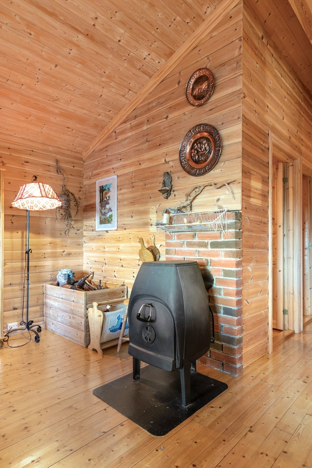Vedovnen er et sentralt og funksjonelt element i oppholdsrommet. Galleribilde