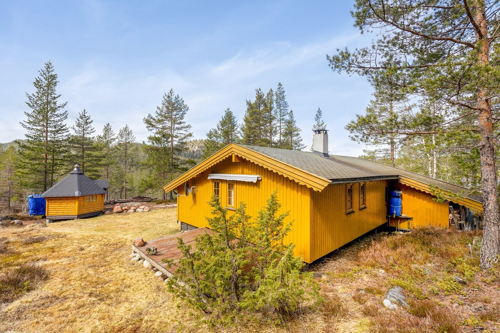 Eiendommen består av hovedhytte, en frittstående grillhytte og en utvendig bod. Utvendig bod og grillhytte er oppført uten at dette er søkt om og uten at eventuell nødvendig godkjennelse er gitt av kommunen. Galleribilde