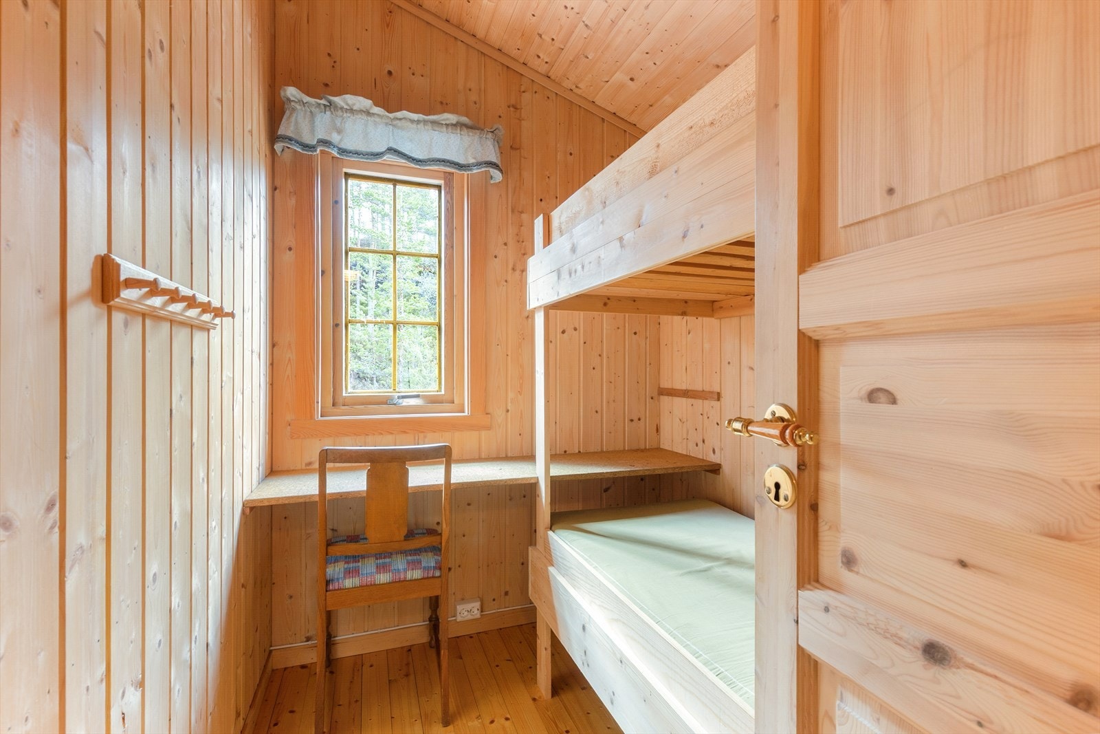 Ett av soverommene er innredet med køyeseng for effektiv utnyttelse av plassen. Galleribilde
