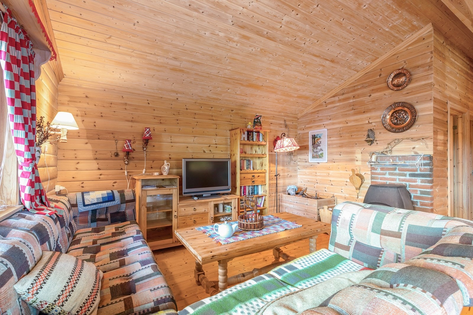 Vinduene slipper inn dagslys og rammer inn naturen utenfor. Galleribilde
