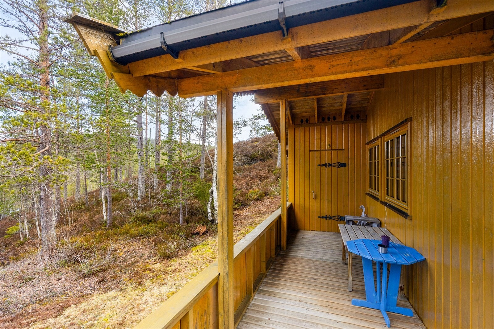 Den overbygde delen av verandaen gir en lun uteplass med ly for vær og vind. Galleribilde