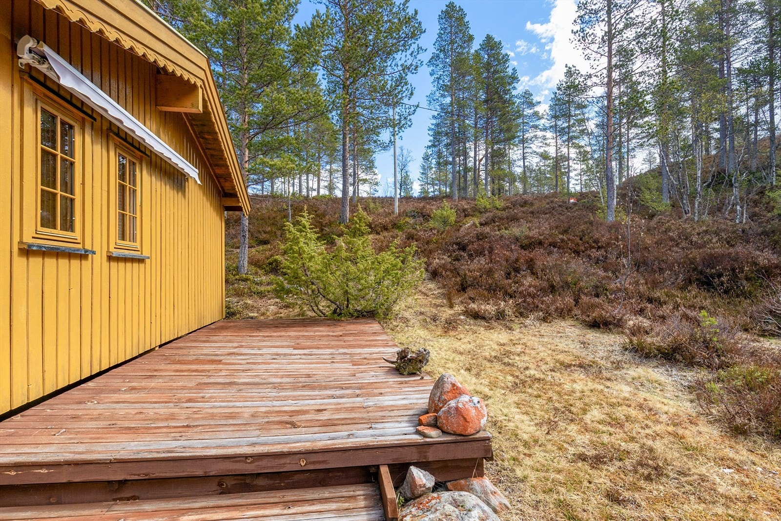 En platting i treverk utvider uteområdet og gir flere soner for opphold. Galleribilde
