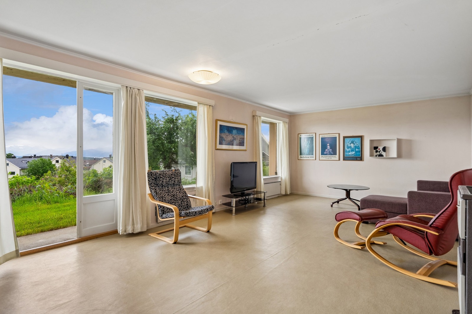 Stue i underetasjen med adkomst ut. Galleribilde