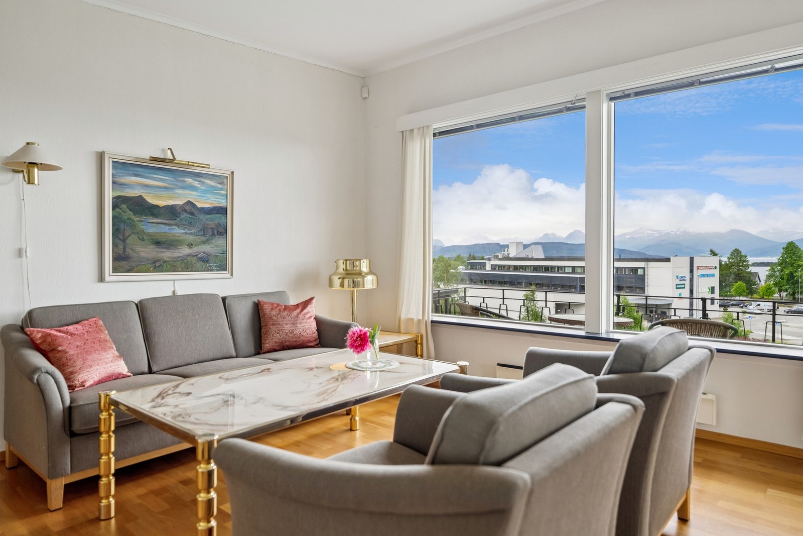 Boligen er velholdt, men optimal for deg som ønsker pusse opp med eget preg Galleribilde