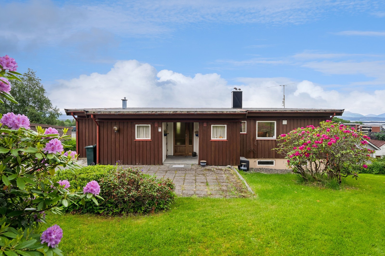 Eneboligen ble oppført i 1966 og fremstår som godt vedlikeholdt. Galleribilde