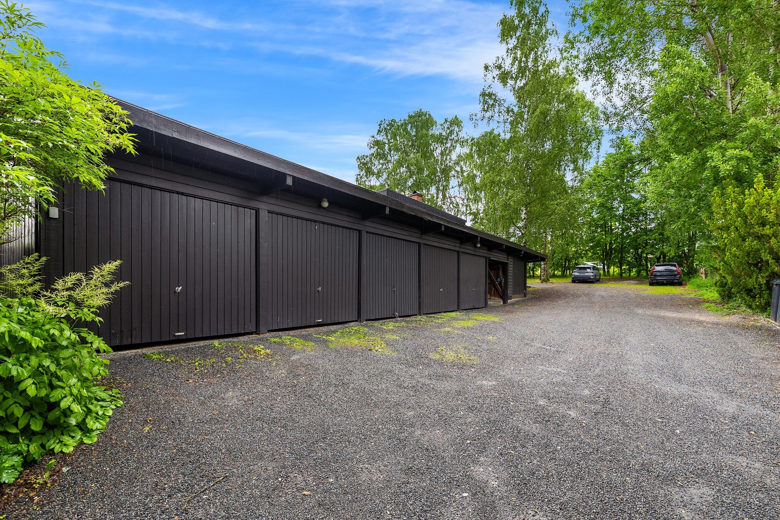 Det medfølger garasjeplass med EL-lader og carport (det er montert garasjeport på carporten som ikke byggemeldt). Galleribilde